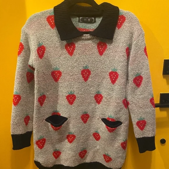 Strawberry Patterned Sweater - Picture 3 of 8